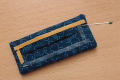 F&uuml;r das Label habe ich zwei Stoffteile links auf links aufeinander gesteppt, eine Fl&auml;che eingeschnitten und erst dann gewendet.