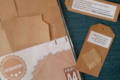 Der Naturkarton erwies sich wunderbar als Untergrund, um die Texte und den Jute-Flecken mit auffallender Webkante zu platzieren.