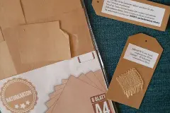 Der Naturkarton erwies sich wunderbar als Untergrund, um die Texte und den Jute-Flecken mit auffallender Webkante zu platzieren.