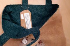 Mit goldenem Faden um einen Henkel geschlungen wurden auch diese kleinen Details zu einem Hingucker.