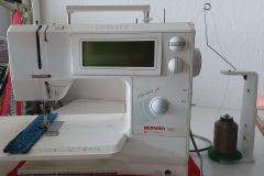 Die Kone mit dem Garn stelle ich auf einen extra St&auml;nder neben die Maschine, damit das Garn reibungslos abgezogen werden kann.