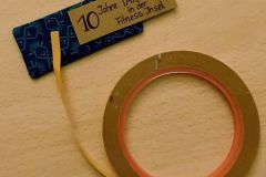 Den Label-Hintergrund und auch das eigentliche Label habe ich vor dem N&auml;hen mit Stylefix aufgeklebt: Nichts kann verrutschen.