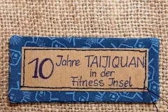 Beim sichtbaren N&auml;hen steppe ich vom ersten zum letzten Stich und ziehe Anfangs- und Endfaden zum Vern&auml;hen auf die R&uuml;ckseite.