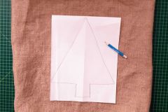 Um die Gr&ouml;&szlig;e des aufzun&auml;henden Tannenbaums zu bestimmen, habe ich ein A4-Papier auf den Beutel gelegt und frei Hand gezeichnet.