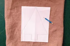 Um die Gr&ouml;&szlig;e des aufzun&auml;henden Tannenbaums zu bestimmen, habe ich ein A4-Papier auf den Beutel gelegt und frei Hand gezeichnet.