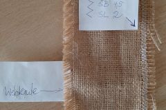 Links die Original-Webkante der Jute, rechts meine Vers&auml;uberung mit einem breiten Zickzackstich, der sich als sehr gut erwies.