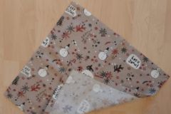 Hier das aus dem Weihnachtsstoff gen&auml;hte Set, bei dem auf der R&uuml;ckseite die sog. Briefecken auffallen.