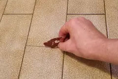 Schmutzige Fugen mit Schleifpapier s&auml;ubern