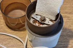 Kaffeem&uuml;hle mit hartem Brot reinigen