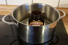 Marmite-Brotaufstrich wird wieder weich und streichf&auml;hig