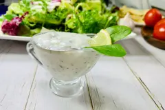 Selbst gemachtes Joghurtdressing f&uuml;r den Salat