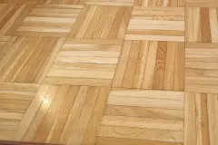 Boden mit schwarzem Tee reinigen