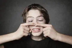 Warum hat mein Bruder Pickel?