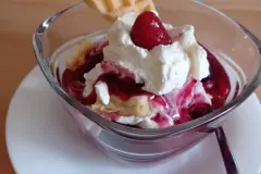 Quarkspeise mit Roter Gr&uuml;tze