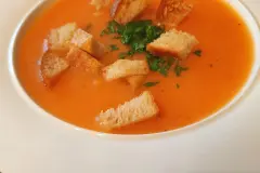 Karotten-Kartoffelsuppe mit Cro&ucirc;tons
