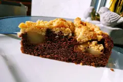 Russischer Birnenkuchen mit Rum und Kakaoboden
