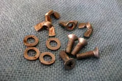 Schraube mit Fl&uuml;gelmutter von hartn&auml;ckigem Rost befreien