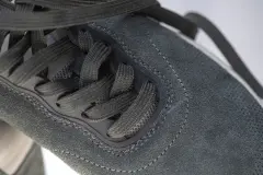 Wildlederschuhe mit einem Mikrofasertuch reinigen und aufrauen