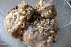 Bananeneis mit Schokolade und Haselnusskernen aus der Eismaschine