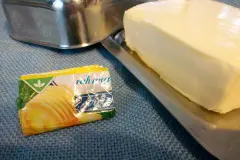 Papier von Butter wiederverwenden zum Einfetten von Blechen