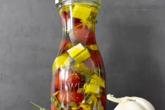 Eingelegte Cherrytomaten mit Feta & Kr&auml;utern