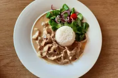 Geschnetzeltes mit Reis und Feldsalat