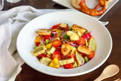 Maultaschensalat mit Brezel-Cro&ucirc;tons