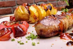 Gegrillte Kartoffelspie&szlig;e mit Tomate & Bratwurst