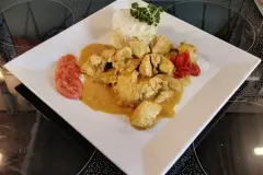 H&auml;hnchenbrust in Curcuma So&szlig;e mit Basmati Reis