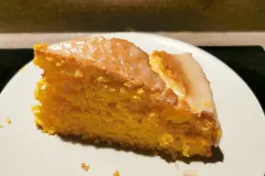 Saftiger Karottenkuchen mit Mandeln