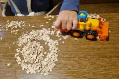 Haferflocken zum Baggern: "Sandkasten" f&uuml;r Kinder im Winter