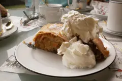 Apfelstrudel mit Rosinen und N&uuml;ssen