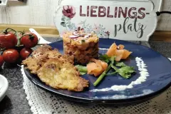Lachstatar mit Kartoffelpuffer anrichten