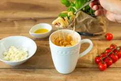 Baked-Feta-Pasta aus der Mikrowelle (in nur 5 Minuten)