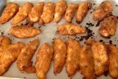 H&auml;hnchensticks in knuspriger Chips-Panade