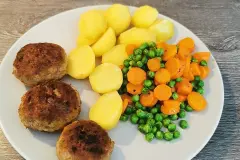Frikadellen mit Beilagen - fertig vs. frisch