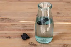 Schnittblumen l&auml;nger frisch mit Holzkohle