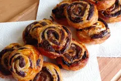 Blutwurst-Bl&auml;tterteig-Schnecken