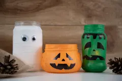 Halloween-Windlichter aus Altglas selber machen