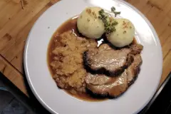 Schweinebraten in dunkler Bierso&szlig;e mit Kn&ouml;del und Kellerr&uuml;benkraut