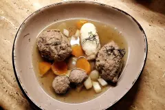 Rinderkraftbr&uuml;he "Consomm&eacute;" mit Einlagen