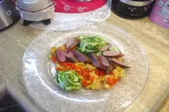 Schweinelende an frischem Salat und Gem&uuml;se