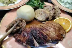 Entenbraten mit Semmelkn&ouml;delrolle und Salaten