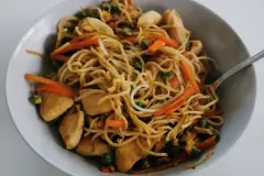 Mie-Nudeln mit Huhn, Gem&uuml;se, Ananas und Sesam