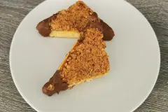 Saftige Nussecken mit Mandeln und Marzipan