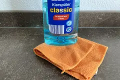 Polsterm&ouml;bel und Teppich reinigen: Flecken mit Klarsp&uuml;ler entfernen