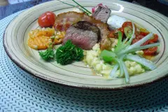 Bunter Salatteller mit Wildschweinsteak