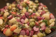 Resteessen: Gem&uuml;seeintopf mit M&ouml;hren, Kartoffeln und Mettw&uuml;rstchen