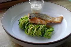 Lachs auf Zucchini-Spaghetti