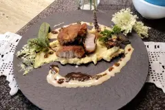 Panierter Schweinebauch mit Selleriep&uuml;ree